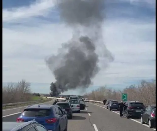 Blitz degli ultrà del Bari a fuoco i bus del Lecce. È caccia ai responsabili