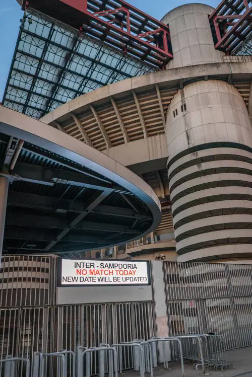 Il calcio non si ferma, chiude le porte però si fa i dispetti