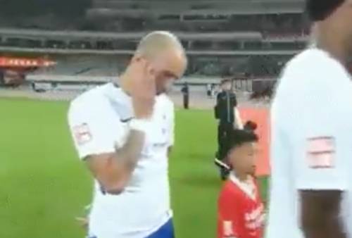 Cina, calciatore brasiliano si tocca il viso durante l'inno: squalificato