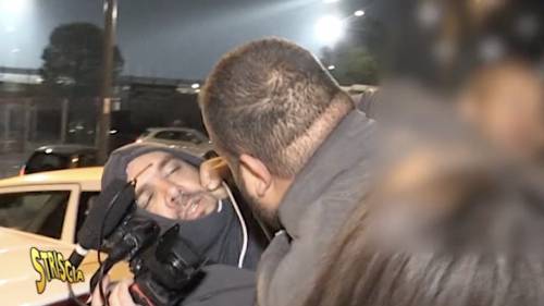 Calci, pugni e spintoni: aggredita un'altra troupe di Striscia la Notizia