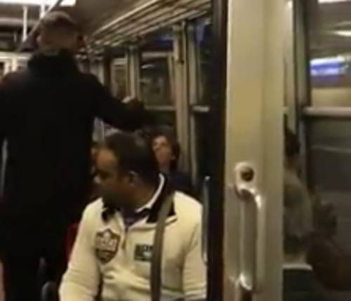 "L'Italia è nostra", "Sei uno str..." Scoppia la lite sul treno a Napoli