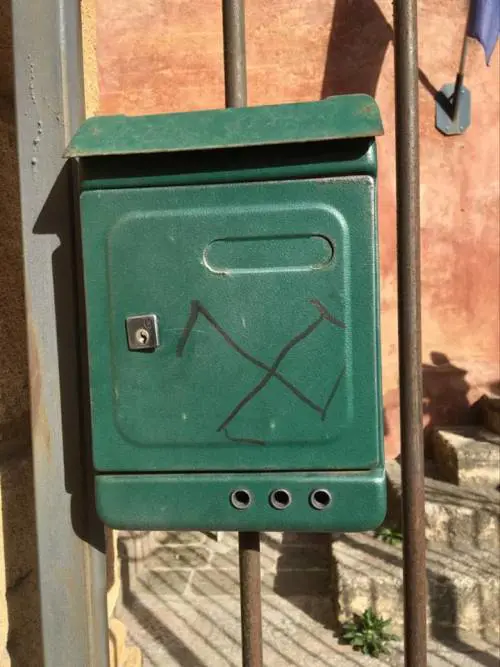 Svastica e biglietto antisemita al museo del giocattolo di Bagheria