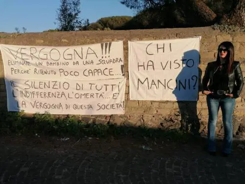 A sei anni non gioca mai, la protesta di una mamma