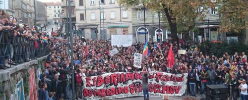 Trieste, gli antifascisti sfilano per insultare agenti e militari