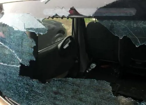 Torino, eritreo tira pietre contro auto e ferisce donna, arrestato
