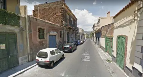 Tampona un'auto e tenta di investire una donna: denunciato uno straniero