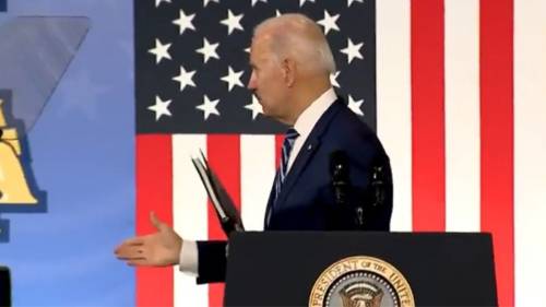 Stretta di mano immaginaria. L’ultima gaffe di Biden