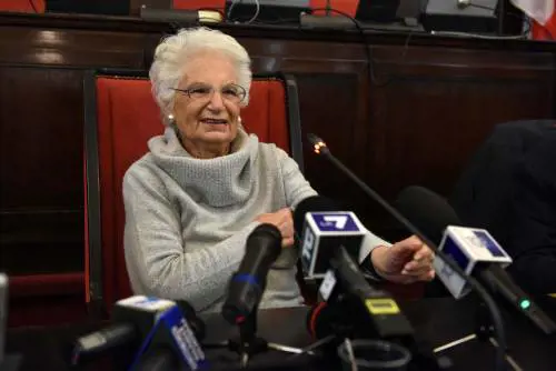 Il Senato in piedi per Liliana Segre. "Vorrei lasciare una scia..."