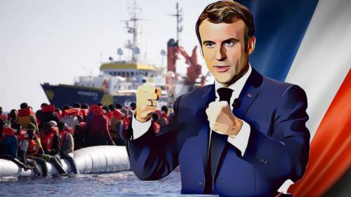 Ocean Viking, gran caos Macron: caccia metà dei migranti (ma si piega all’Italia)