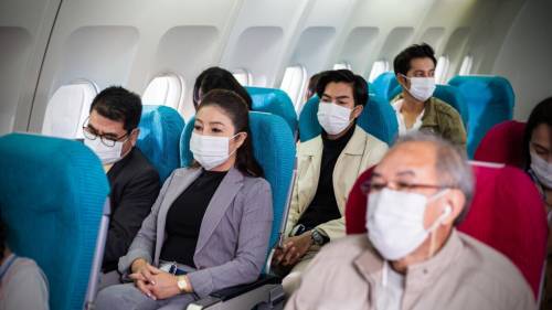 Mascherine in aereo, da oggi l’Italia è l’unica a imporle in Europa