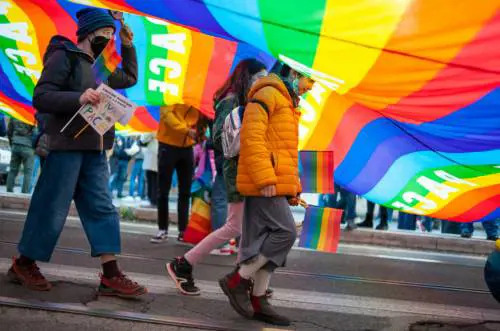 Pacifisti in piazza, che vergogna sfruttare i bambini