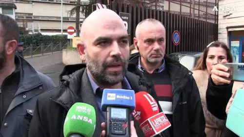 "Meloni mente, sono ambulanze". Saviano sta con i taxi del mare