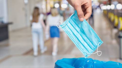 “Ora basta mascherina a scuola”. Scatta la rivolta contro l’obbligo del governo