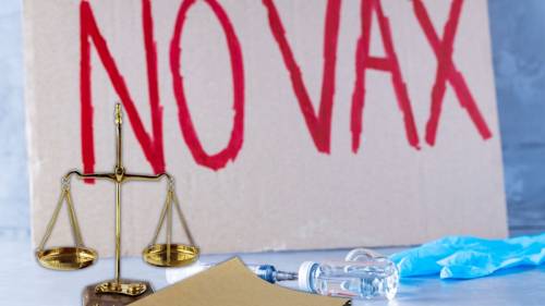 “I vaccini alterano il Dna”. Sentenza choc per reintegrare la psicologa no vax