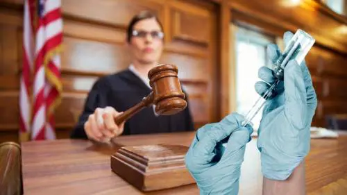 “Riassumere i licenziati”. La Corte Suprema di NY boccia l’obbligo vaccinale