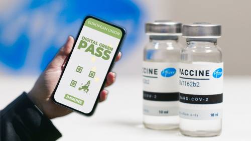 Ora è ufficiale: il green pass era una bufala