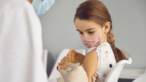 Covid, il vaccino sui bimbi? Ora uno studio rivela: “Dubbi sull’utilità”