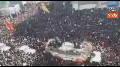 Una marea umana ai funerali di Soleimani in Iran