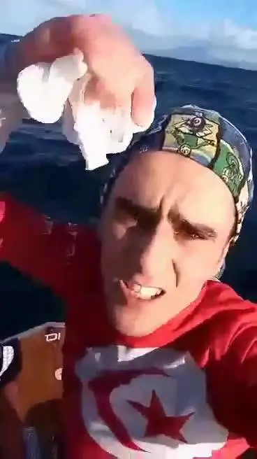 La traversata di Hamza Elawras in windsurf dalla Tunisia all'Italia