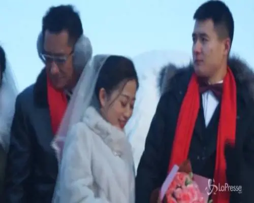 Cina, matrimonio collettivo nella città del ghiaccio