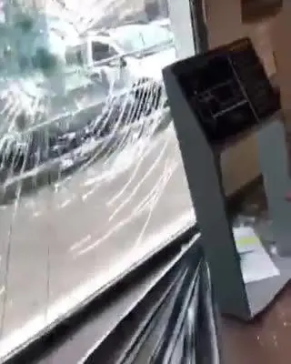 Non gli danno il reddito di cittadinanza: marocchino devasta ufficio postale