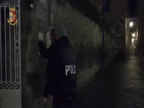 Falsi incidenti per risarcimenti assicurativi milionari: il blitz della polizia