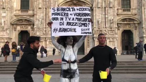 Syllvie Lubamba si spoglia per manifestare contro il razzismo