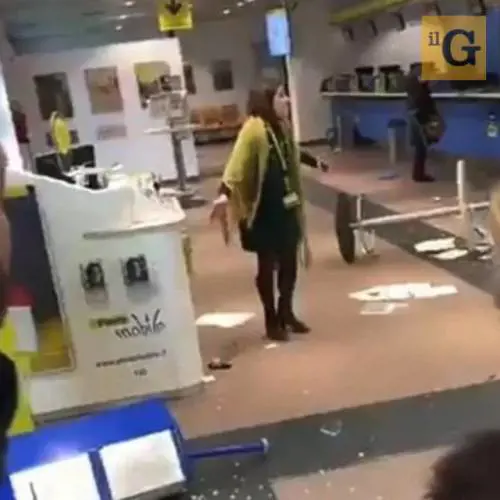 Prima distrugge ufficio postale poi il marocchino occupa abusivamente una casa