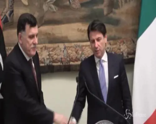 Crisi in Libia, stretta di mano fra Conte e al Serraj
