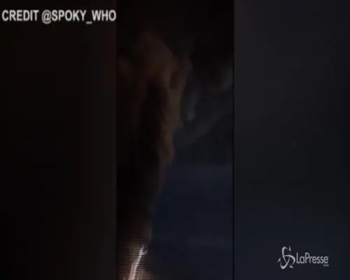 Filippine, l'enorme saetta attraversa la colonna di fumo del vulcano