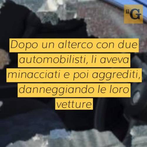 Straniero aggredisce automobilisti, danneggia le loro vetture e si scaglia contro agenti