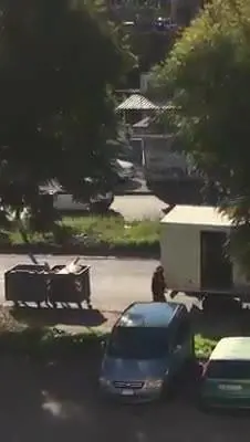 Il video di un trasgressore che sversa illecitamente l'immondizia