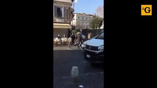 Roma, donna tenta di aggredire i vigili e i militari