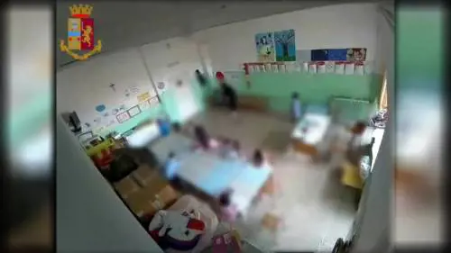 Le immagini dell'insegnante sotto accusa durante l'orario scolastico