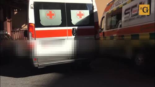 Ambulanze senza barelle, la denuncia: "Bloccati in ospedale anche per due giorni"