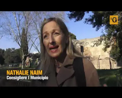 Quella favela ai piedi del Colosseo: accampamenti e bivacchi sui ruderi