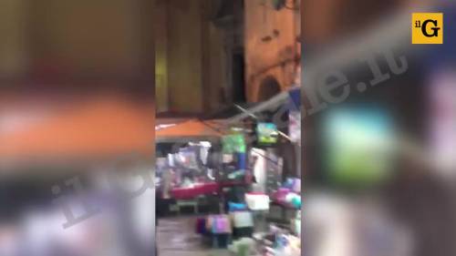 Napoli, il video choc dell'assalto dei ragazzini alla polizia