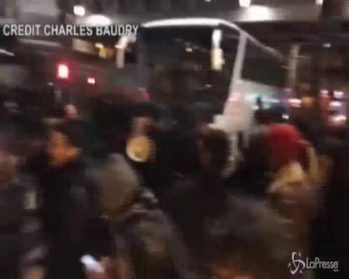 Francia: Macron a teatro, manifestanti tentano il blitz e la polizia li blocca