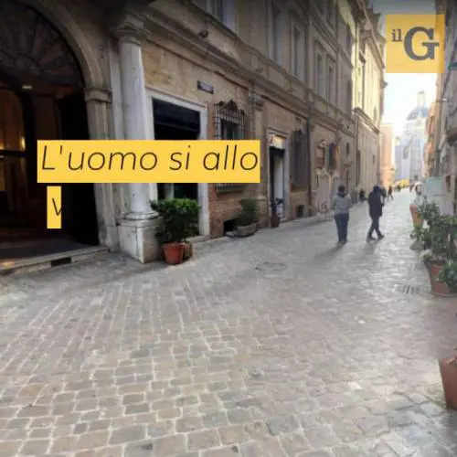 Aggredisce barista e due clienti di un bar, poi ferisce 3 poliziotti: fermato 58enne