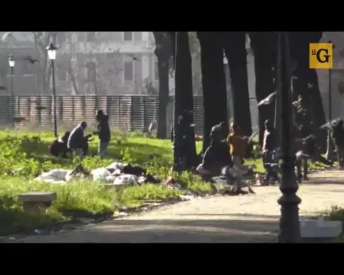 Ecco la piazza di spaccio dei migranti a due passi dal Colosseo