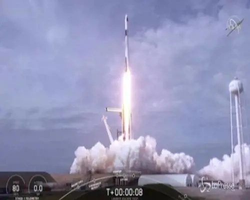 SpaceX, il volo della navicella nei cieli della Florida