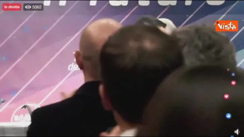 Di Maio abbraccia Crimi e gli dice: "Buona fortuna"