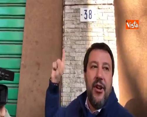 Emilia-Romagna, blitz di Salvini in un negozio a Modena: "Qui si spaccia, va chiuso"