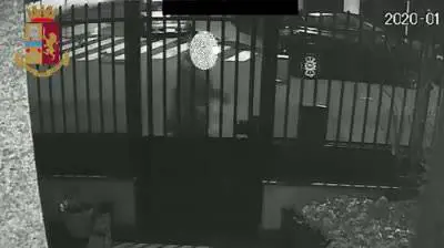 Tirava pugni ai passanti senza motivo, arrestato aggressore seriale