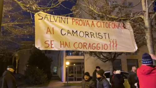 Bibbiano, la piazza delle sardine e gli striscioni anti-Salvini