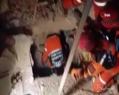 Terremoto Turchia, bimba di 2 anni estratta viva dalle macerie