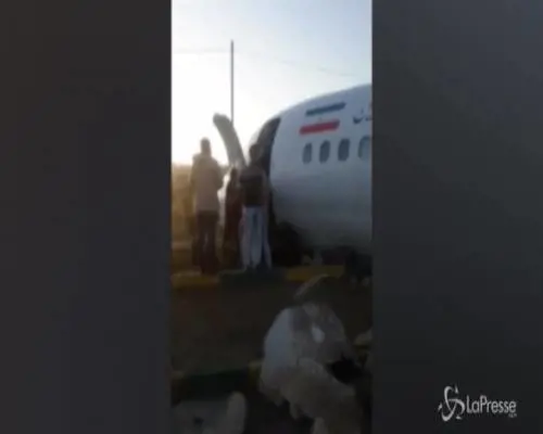 Iran: aereo di linea in difficoltà atterra in autostrada, salvi i passeggeri