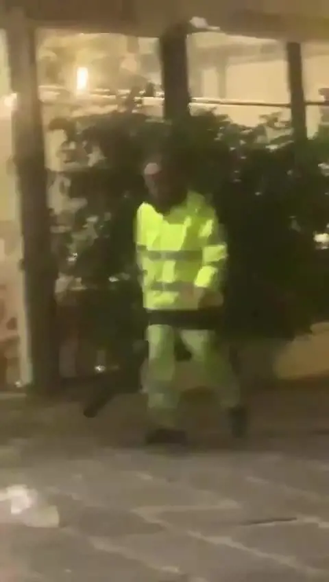 Il video dell'aggressione all'operatore ecologico
