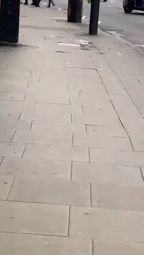 Attentato a Londra: ecco il momento in cui la polizia ferma l'aggressore