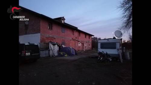 Blitz a Bologna, scoperto dormitorio di clandestini